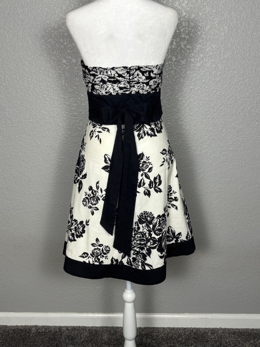 White House Black Market Strapless Black & White A Line Fit & Flare Size 6 - Picture 7 of 11